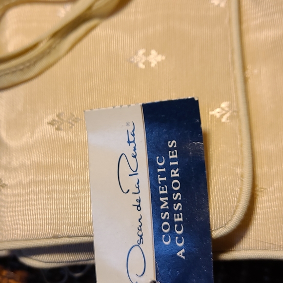 2 piece Oscar de la Renta cosmetic bags - Picture 3 of 9